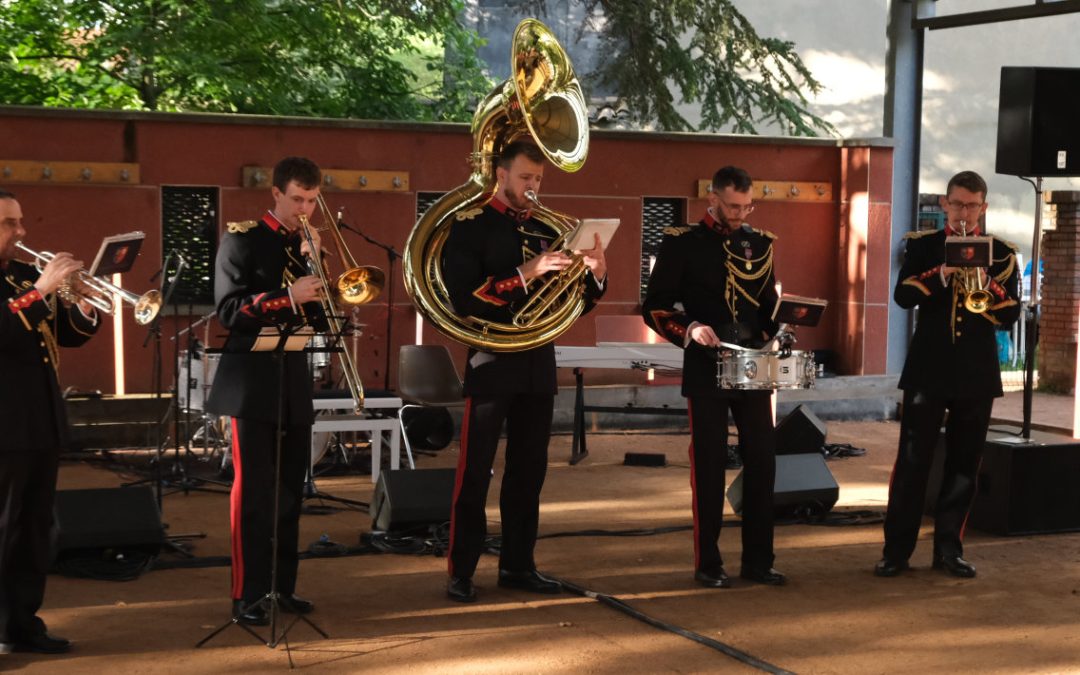 07/06/2025 – L’ensemble Dixieland de la musique de l’Artillerie de Lyon à Jazz à Cours et à Jardins