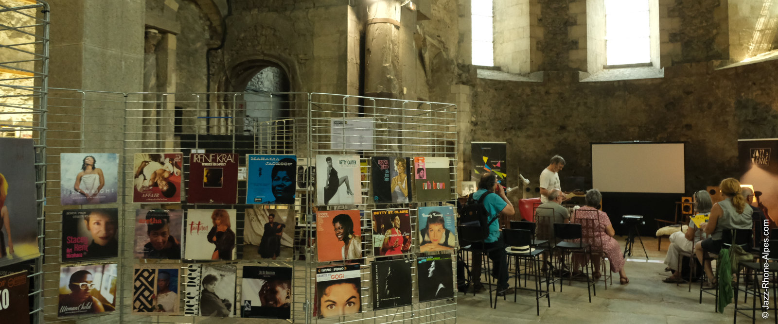 250626-02-expo-vinyles-eglise-saint-pierre-9046-1600x667