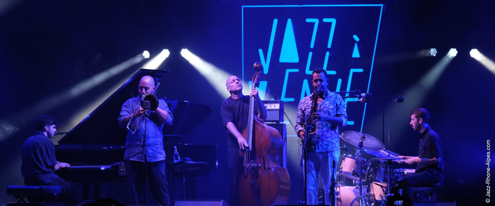 250626-07-avishai-cohen-quintet-theatre-antique-8959-1600x667