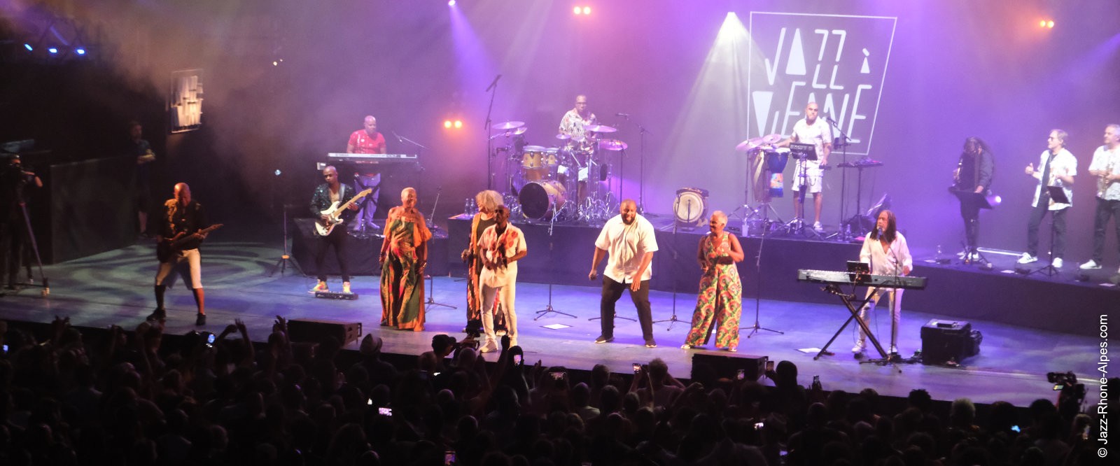250705-10-kassav-theatre-antique-9906-1600x666