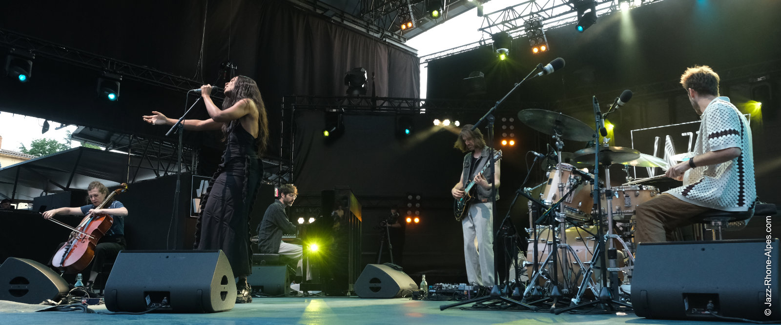 250708-06-celia-kameni-meduse-theatre-antique-0203-1600x666