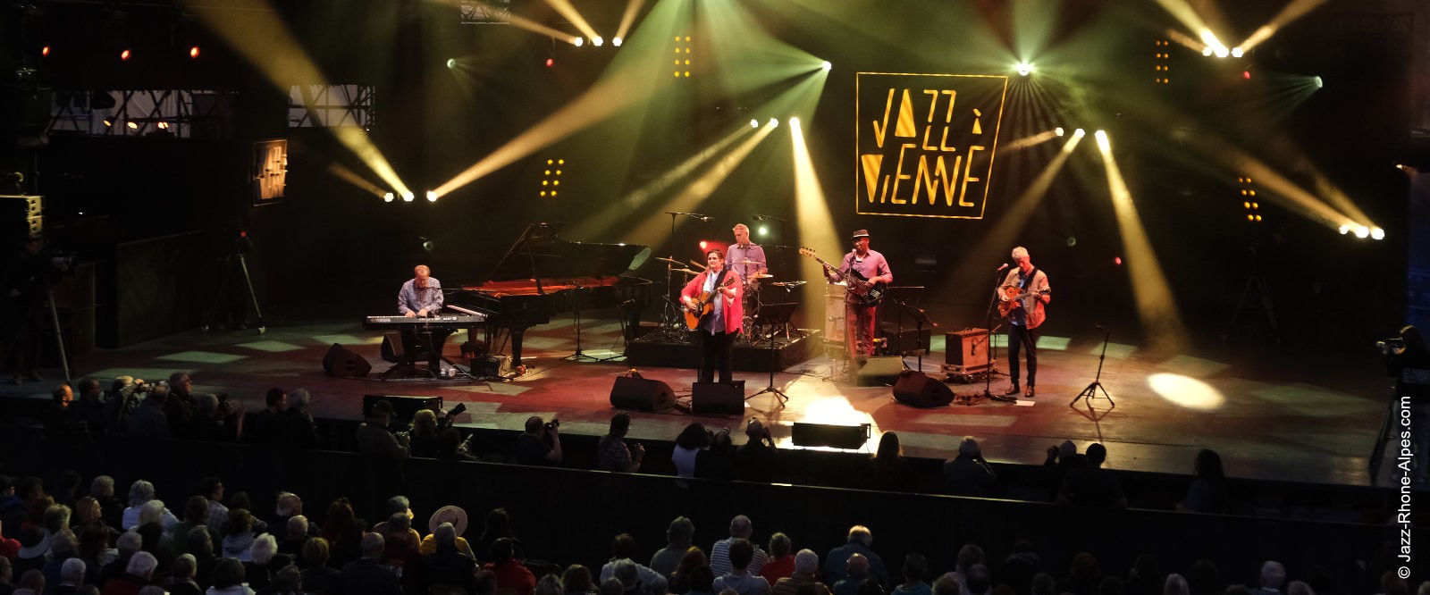 250708-08-madeleine-peyroux-theatre-antique-0205-1600x666