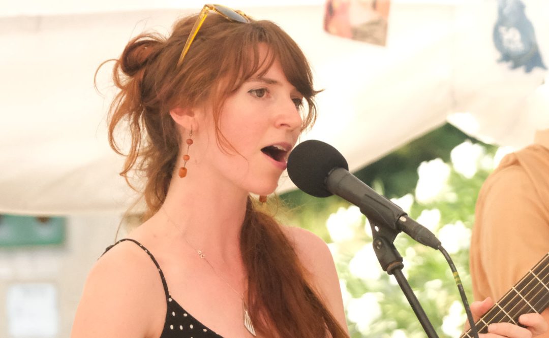 15/08/2025 – « Jazz gourmand » : Becky & The Pop Up Orchestra Trio à Buis-les-Baronnies pour Parfum de Jazz