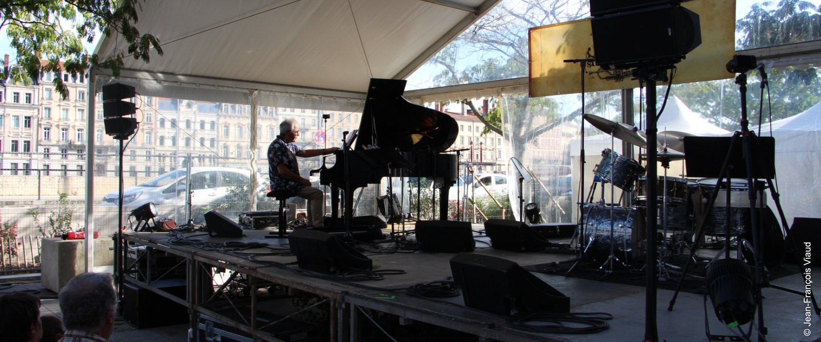 250920--thierry-leroy-jazz-sur-les-places-jfv-4220-1600x666